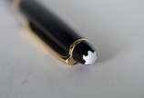 Montblanc (1906),  - Caneta esferográfica "Meisterstuck" na cor preta com dourado.