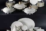 FURSTENBERG,  - Aparelho para chá, café e jantar de porcelana alemã FURSTENBERG, na cor bege com friso dourado, composto de: 12 xícaras de chá com pires, 12 xícaras d