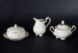 FURSTENBERG,  - Aparelho para chá, café e jantar de porcelana alemã FURSTENBERG, na cor bege com friso dourado, composto de: 12 xícaras de chá com pires, 12 xícaras d