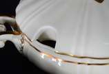 FURSTENBERG,  - Aparelho para chá, café e jantar de porcelana alemã FURSTENBERG, na cor bege com friso dourado, composto de: 12 xícaras de chá com pires, 12 xícaras d
