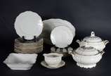 Edelstein (1919-1973),  - Aparelho de jantar de porcelana alemã Edelstein- Bavaria - Maria Theresia, na cor creme com friso dourado, composto de: 6 pratos rasos, 6 pratos fundo