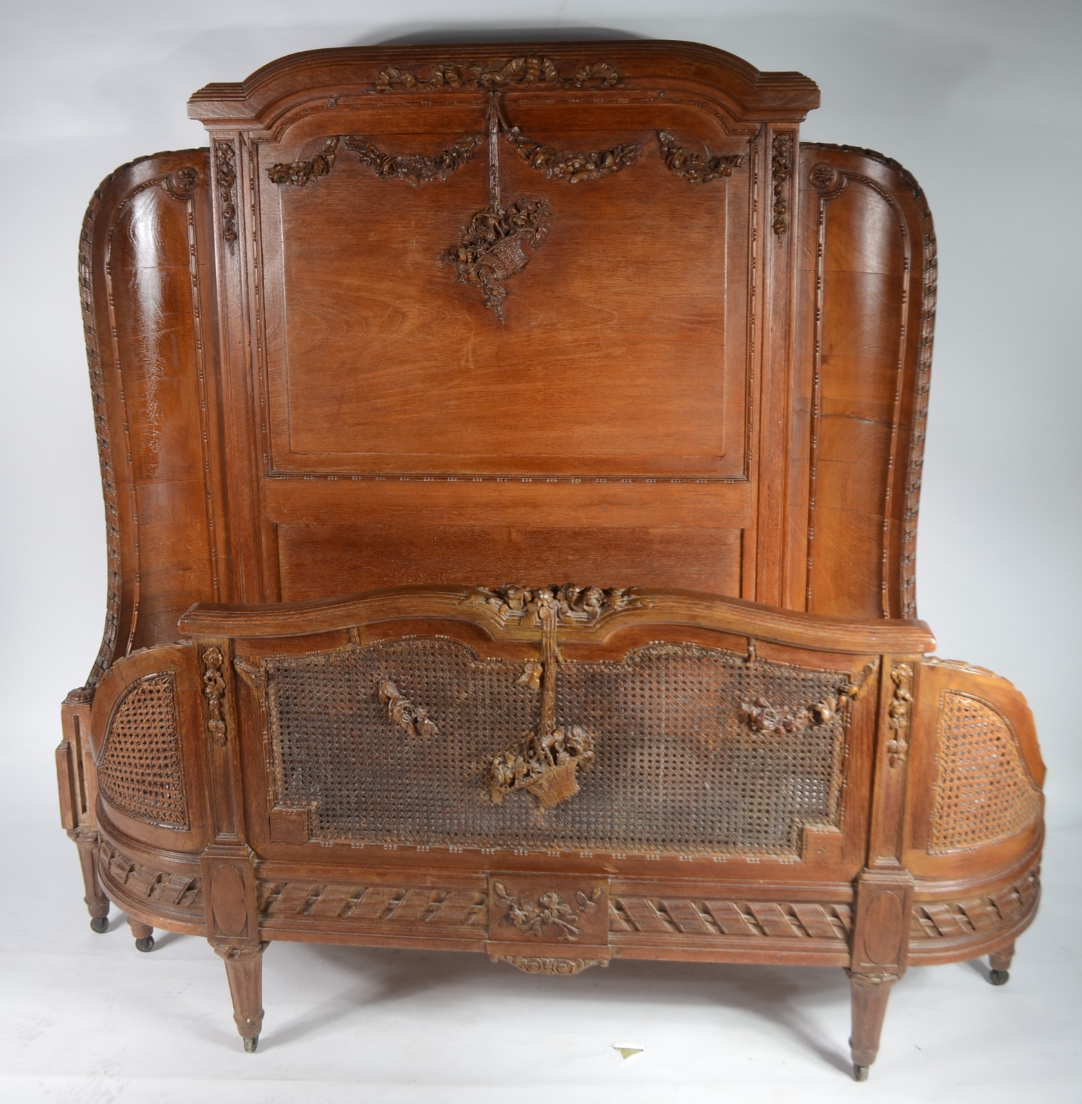 Cama de casal de madeira nobre, encosto e peseira com guirlandas... - foto 1 de 11