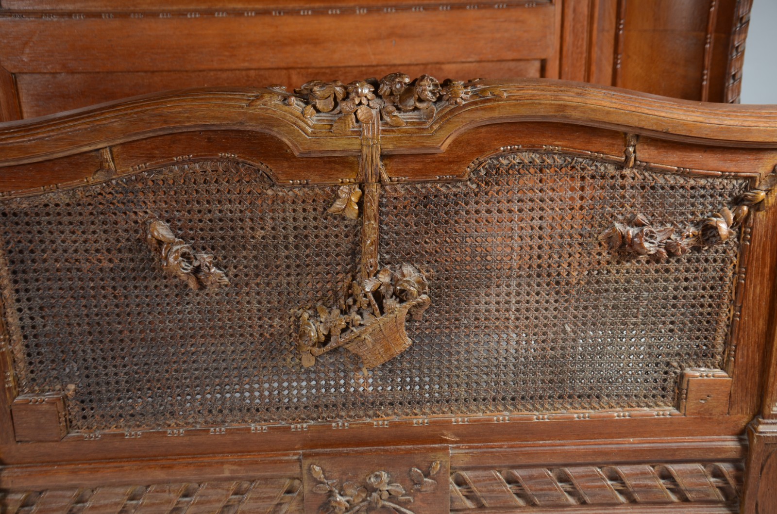 Cama de casal de madeira nobre, encosto e peseira com guirlandas... - foto 7 de 11