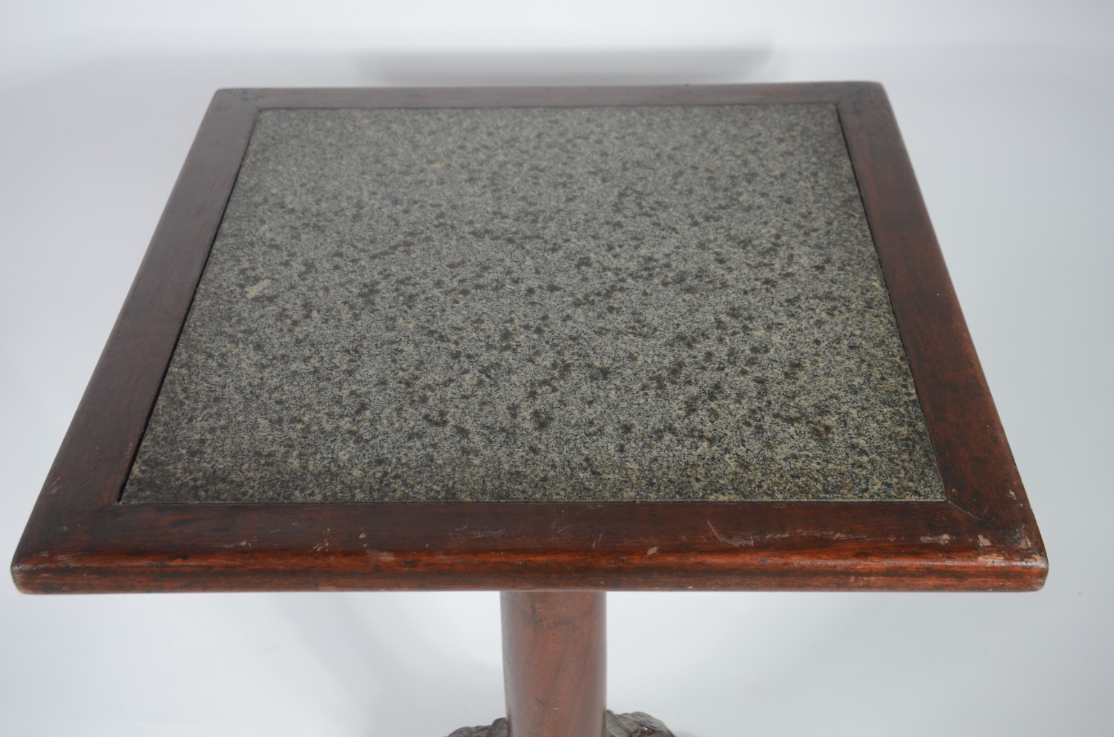 Mesa para bar de madeira, tampo feitio quadrado com mármore, tripé de... - foto 3 de 7