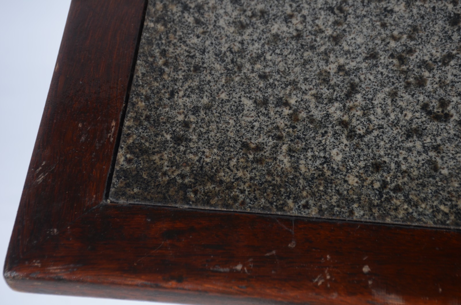 Mesa para bar de madeira, tampo feitio quadrado com mármore, tripé de... - foto 4 de 7