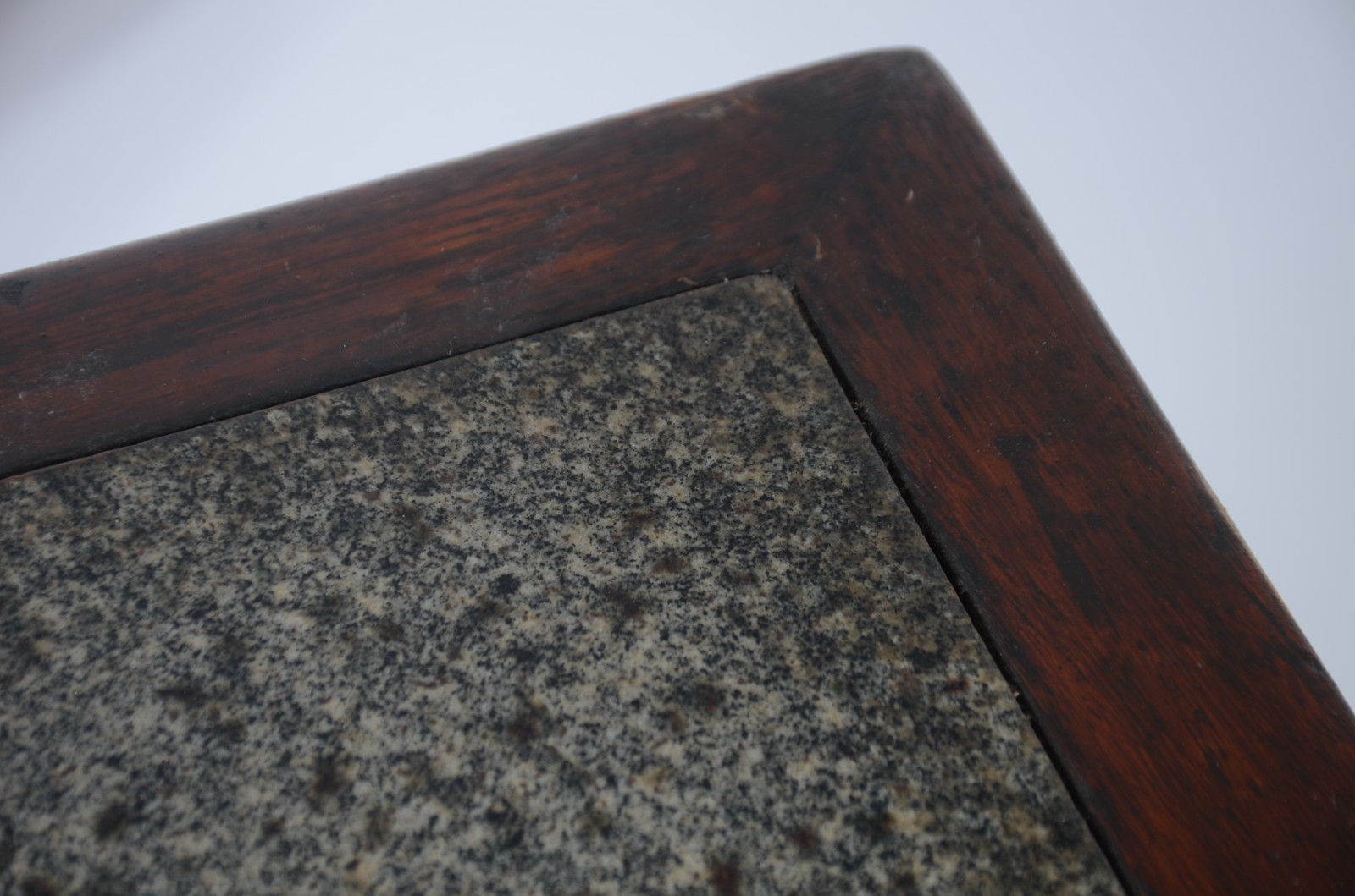 Mesa para bar de madeira, tampo feitio quadrado com mármore, tripé de... - foto 5 de 7
