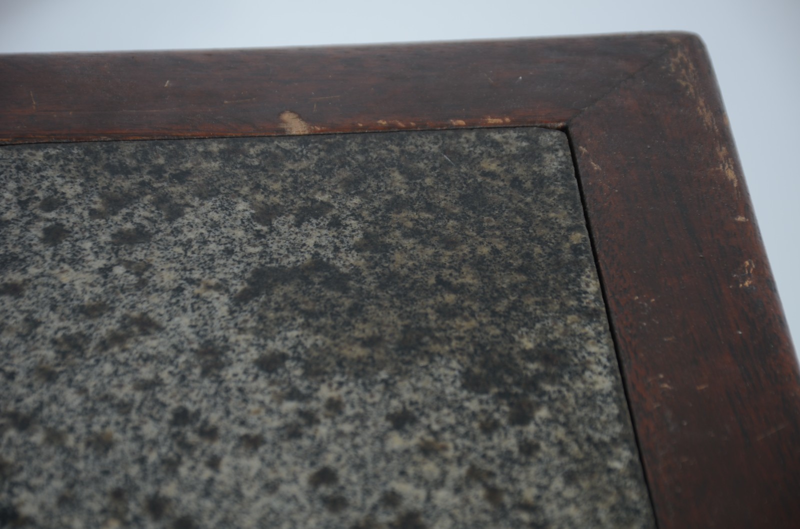 Mesa para bar de madeira, tampo feitio quadrado com mármore, tripé de... - foto 4 de 9