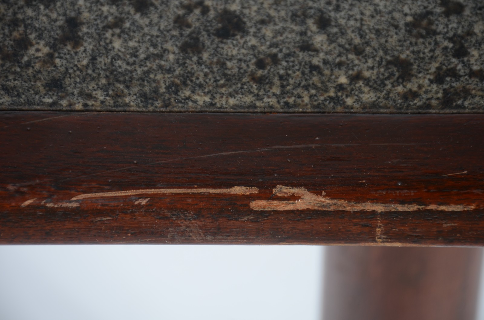 Mesa para bar de madeira, tampo feitio quadrado com mármore, tripé de... - foto 6 de 9