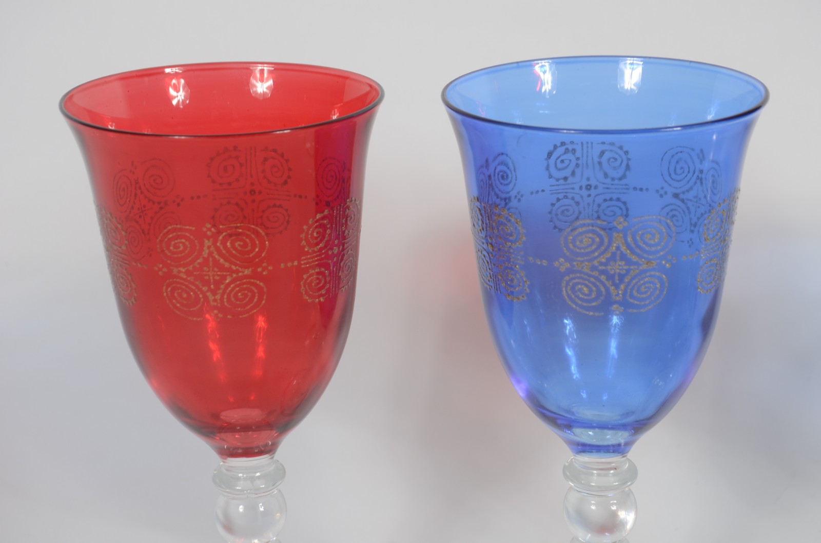 Quatro cálices de cristal para vinho branco, sendo um vermelho e 3... - foto 2 de 5