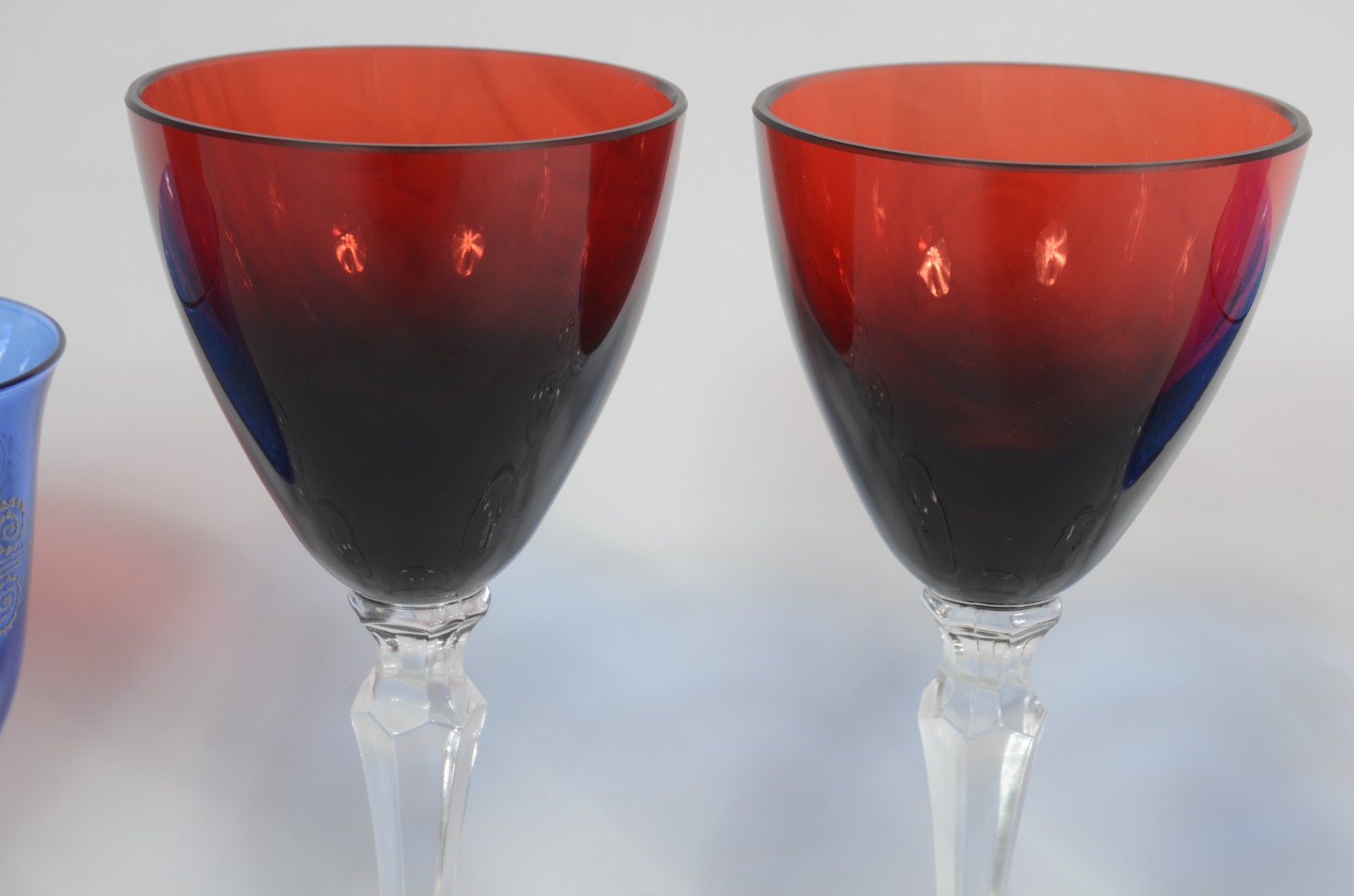 Quatro cálices de cristal para vinho branco, sendo um vermelho e 3... - foto 3 de 5
