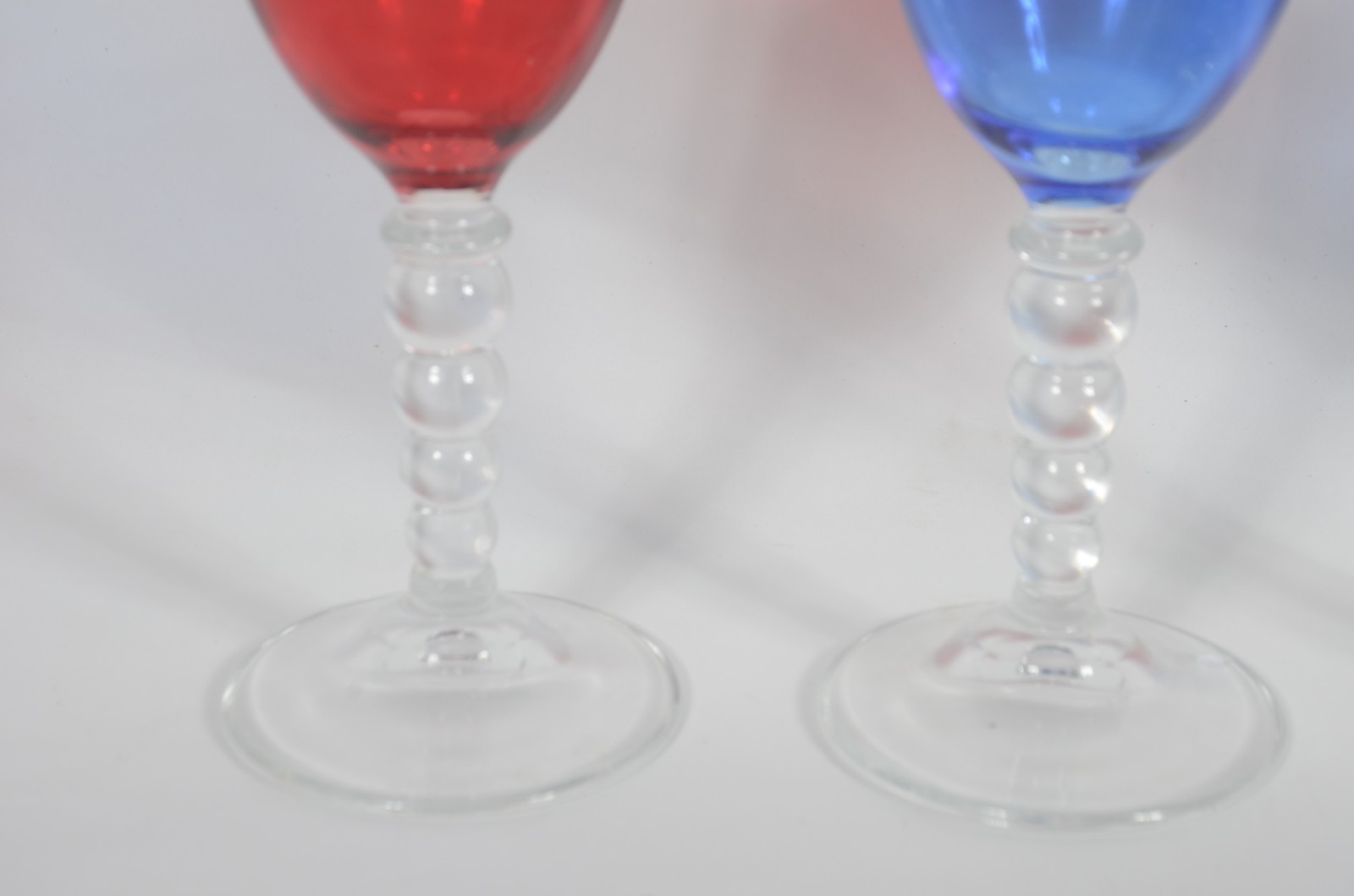 Quatro cálices de cristal para vinho branco, sendo um vermelho e 3... - foto 4 de 5