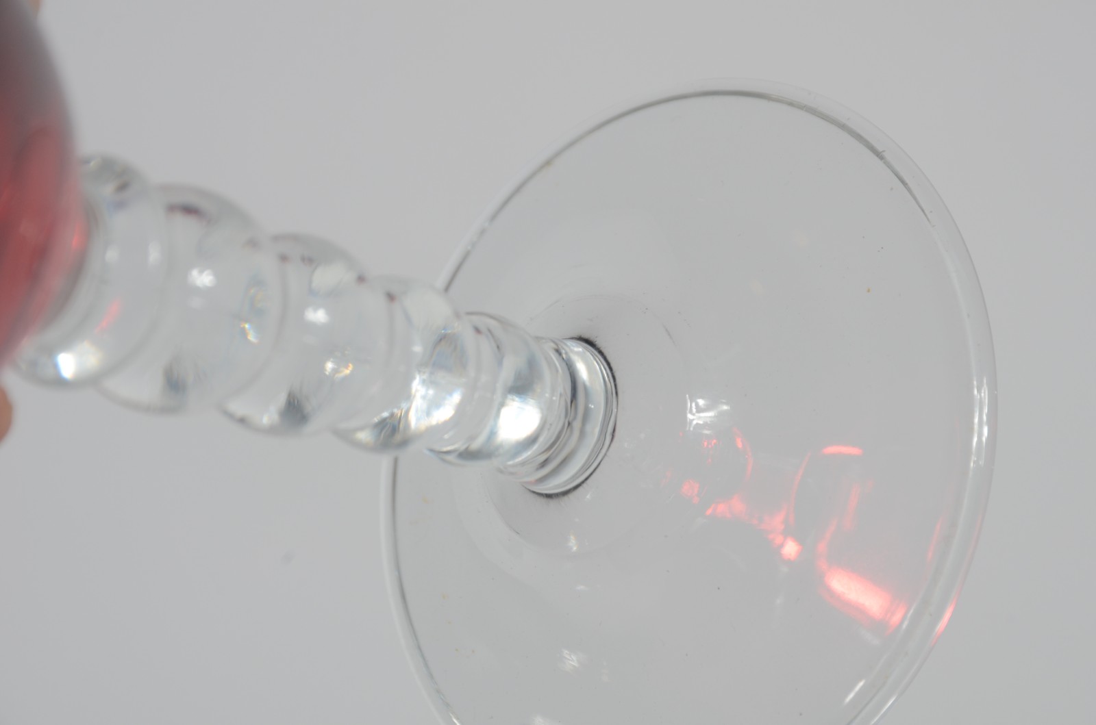 Quatro cálices de cristal para vinho branco, sendo um vermelho e 3... - foto 5 de 5
