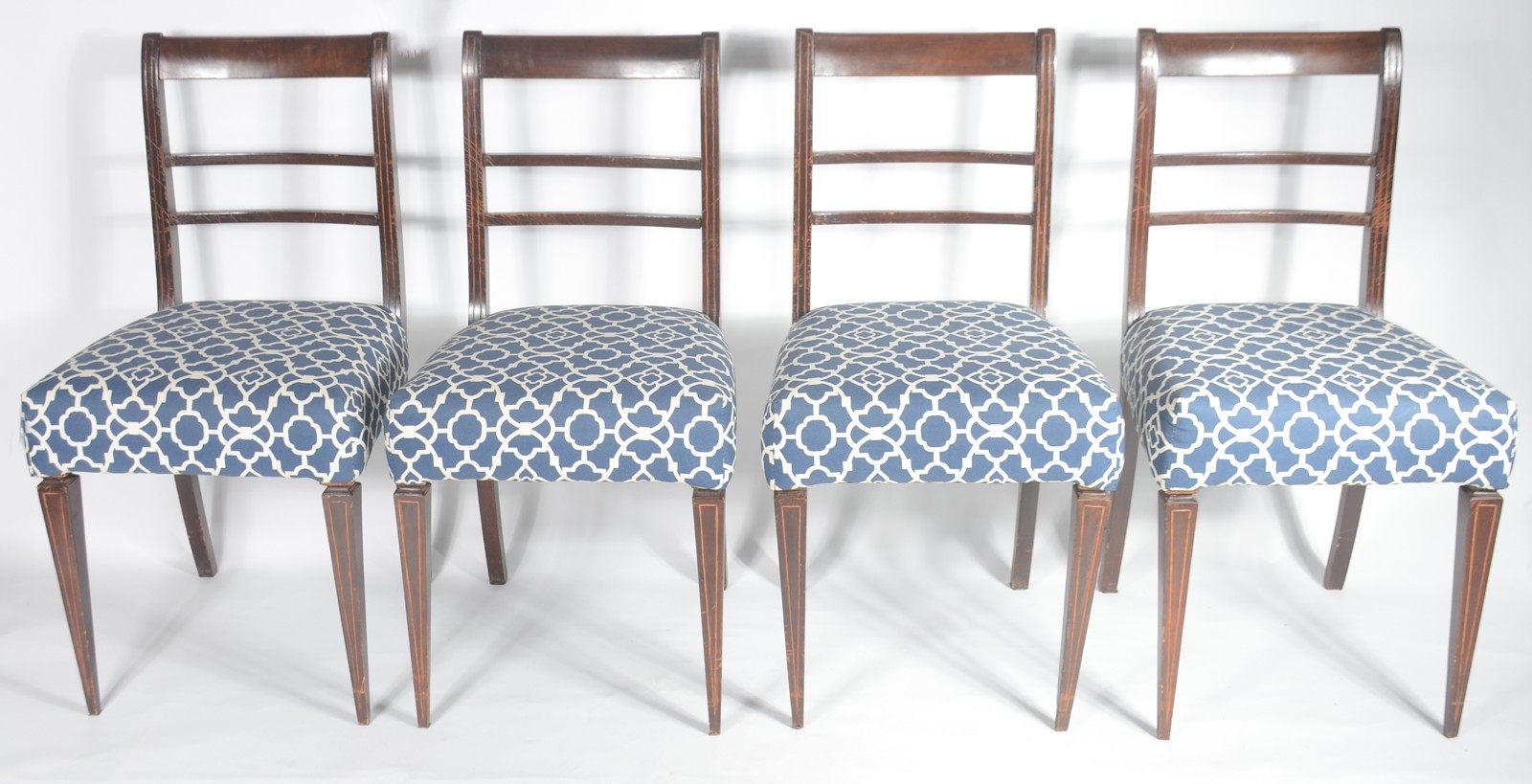 Mesa redonda de madeira nobre, com tabua extensora (med. 108 cm x 30... - foto 6 de 9