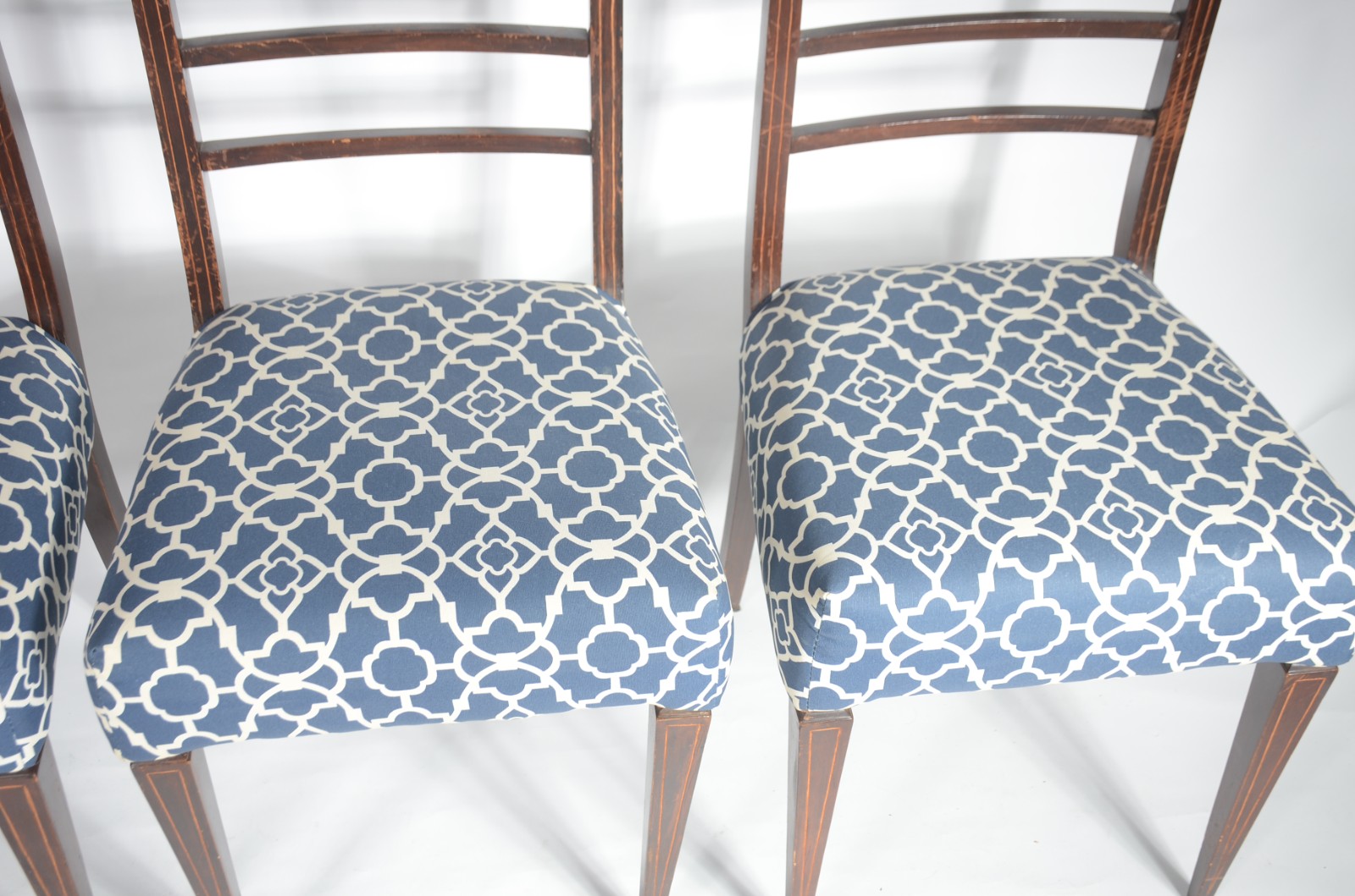 Mesa redonda de madeira nobre, com tabua extensora (med. 108 cm x 30... - foto 8 de 9