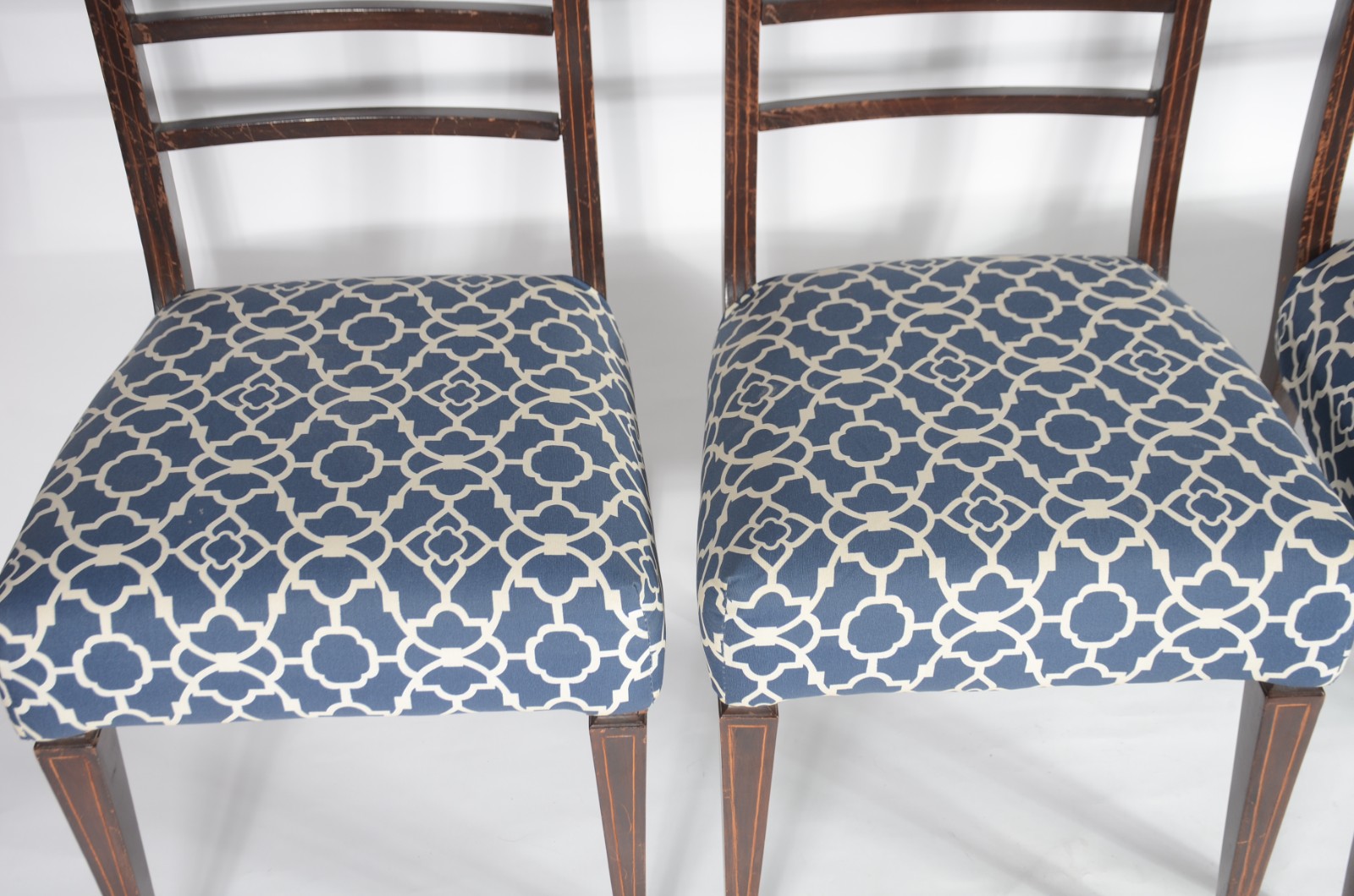 Mesa redonda de madeira nobre, com tabua extensora (med. 108 cm x 30... - foto 9 de 9