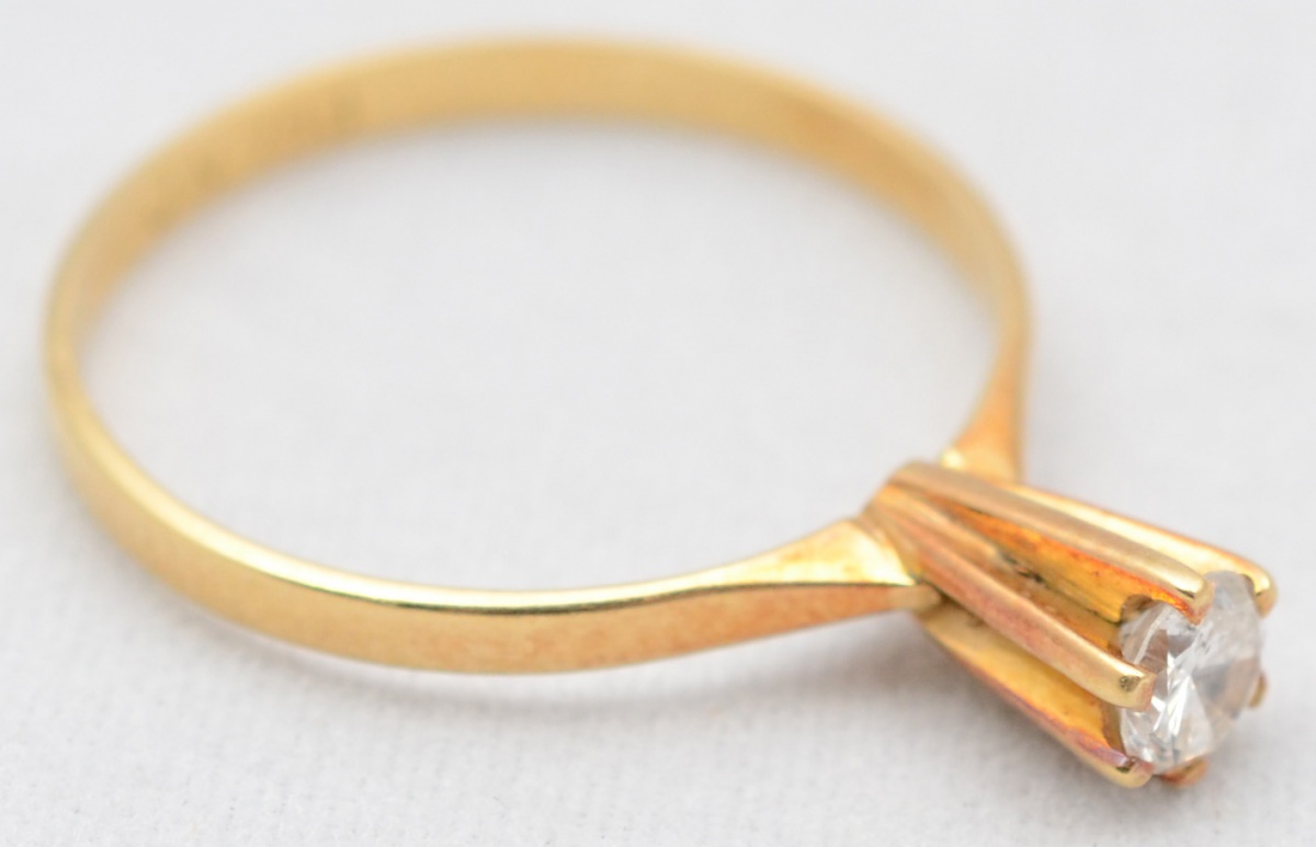 Anel solitário de ouro amarelo 18 k com aproximadamente 0.20 ct de...