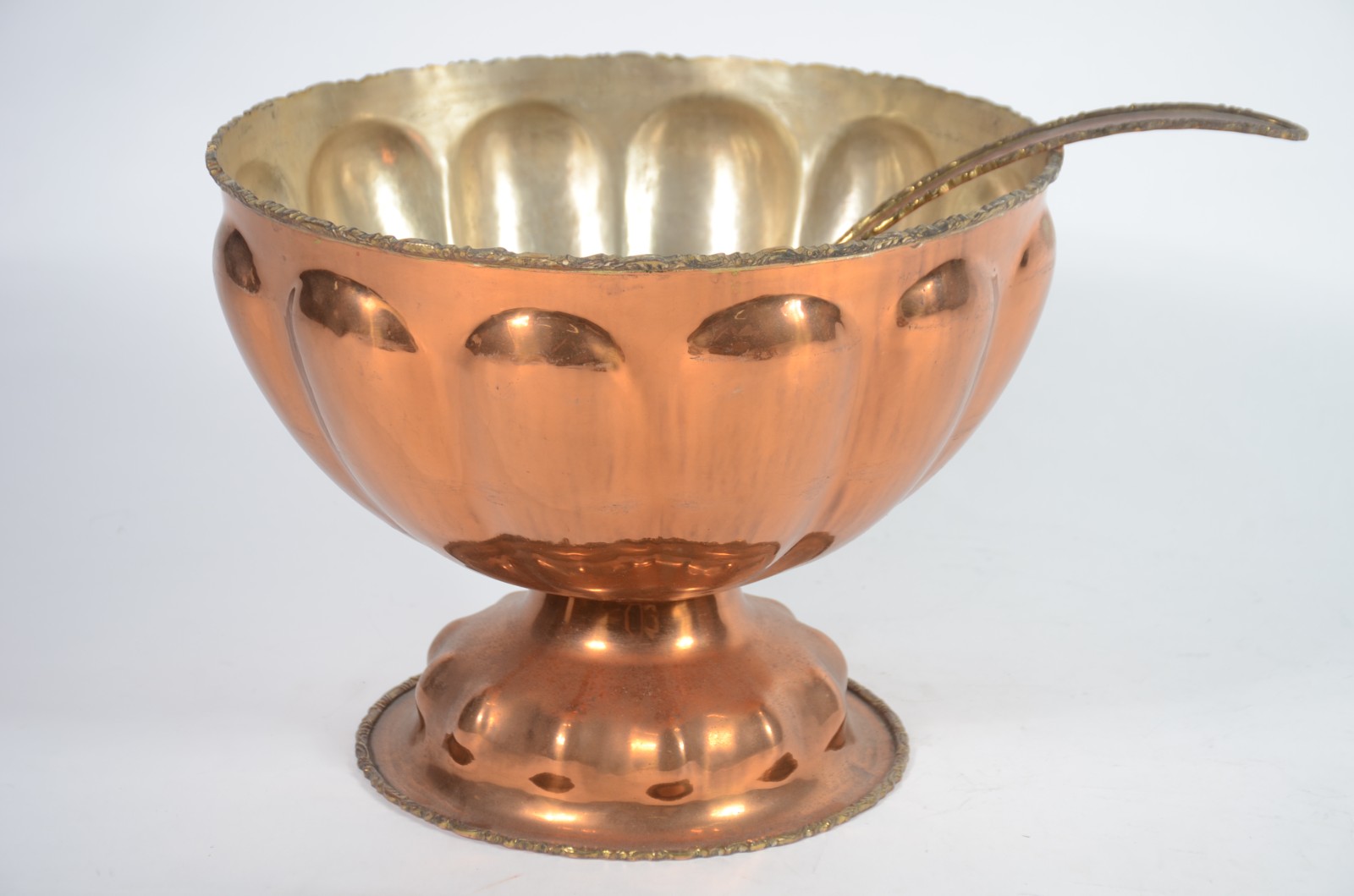 Poncheira de cobre com 24 canecas, concha e presentoir com borda... - foto 2 de 10