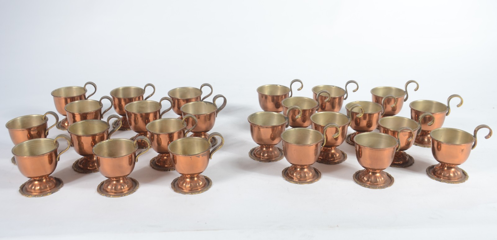 Poncheira de cobre com 24 canecas, concha e presentoir com borda... - foto 4 de 10