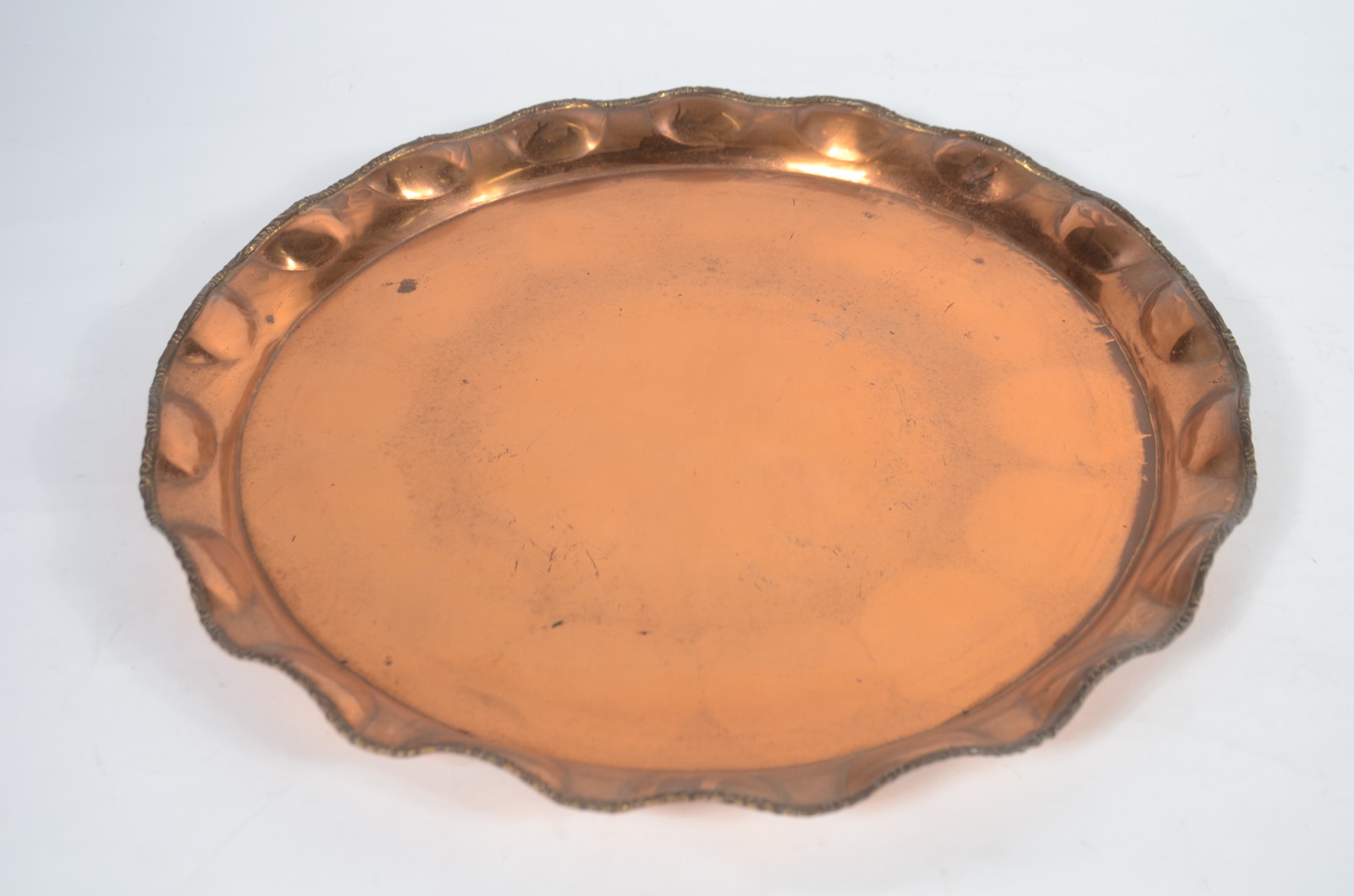 Poncheira de cobre com 24 canecas, concha e presentoir com borda... - foto 7 de 10