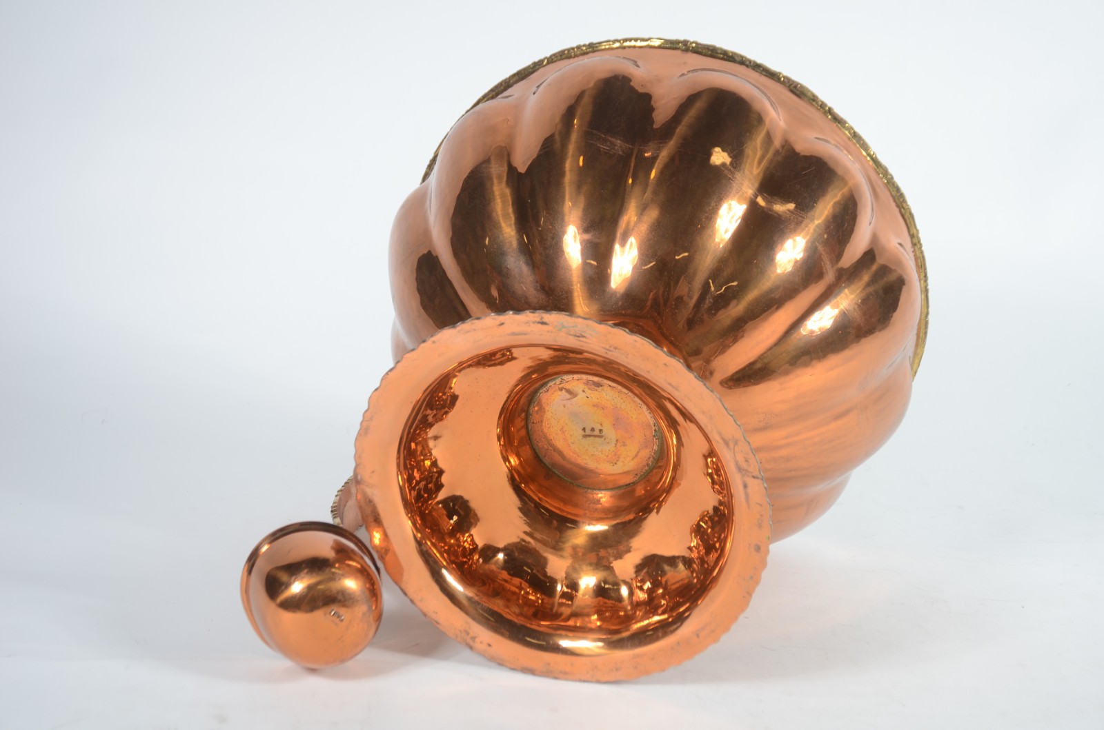 Poncheira de cobre com 24 canecas, concha e presentoir com borda... - foto 10 de 10