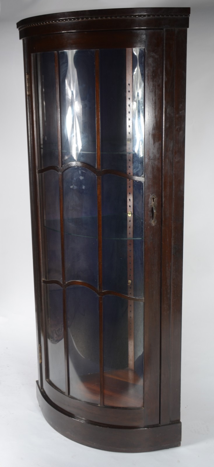 Vitrine de canto de madeira nobre feitio bombé, porta de vidro com 2... - foto 1 de 5