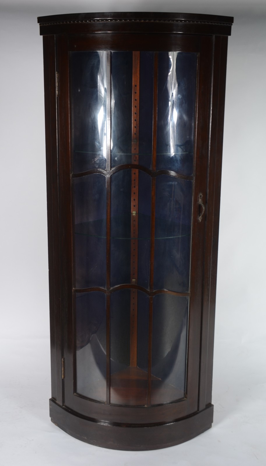 Vitrine de canto de madeira nobre feitio bombé, porta de vidro com 2... - foto 2 de 5