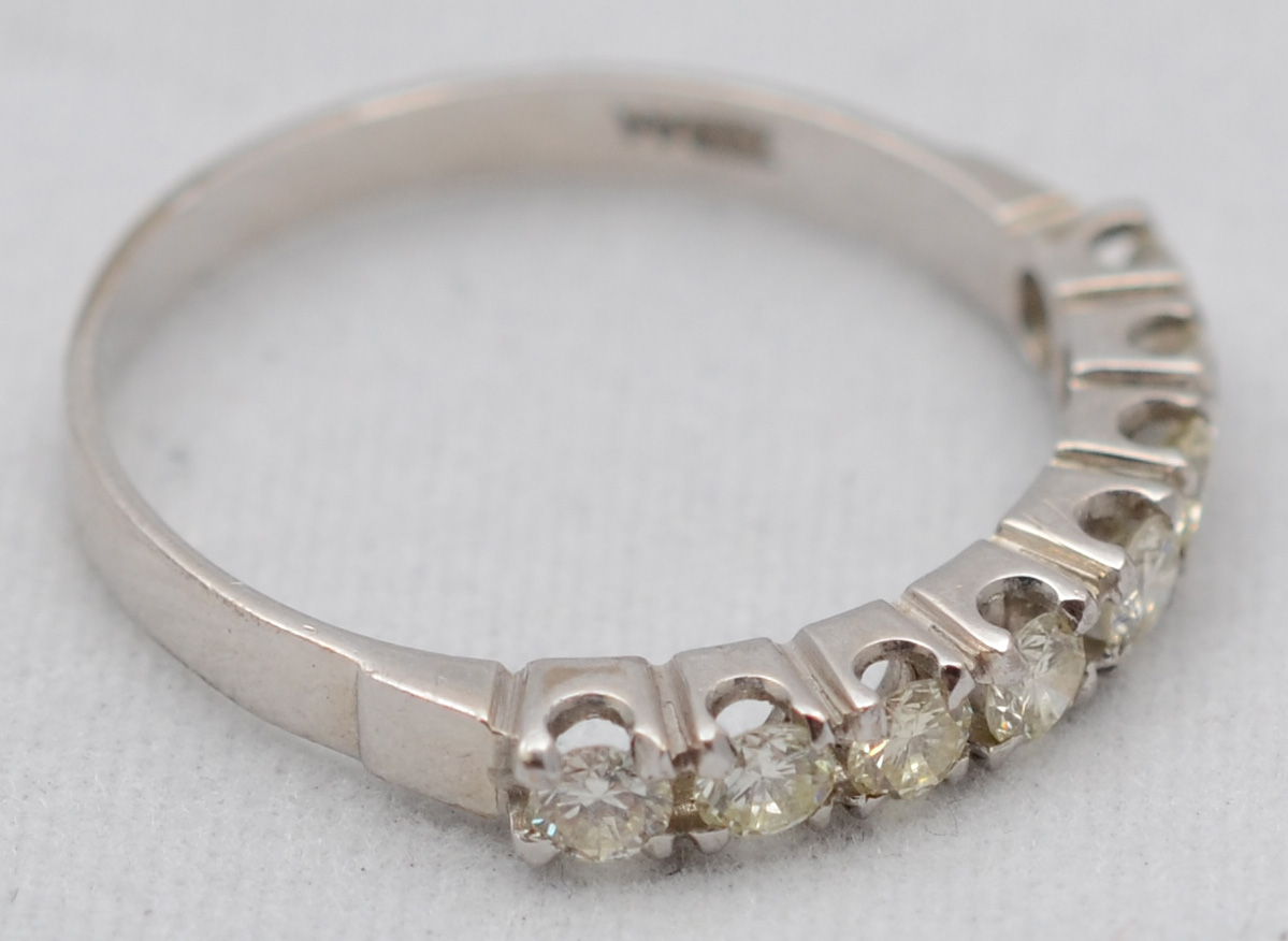 Meia aliança em ouro branco com aproximadamente 0.40 ct de...