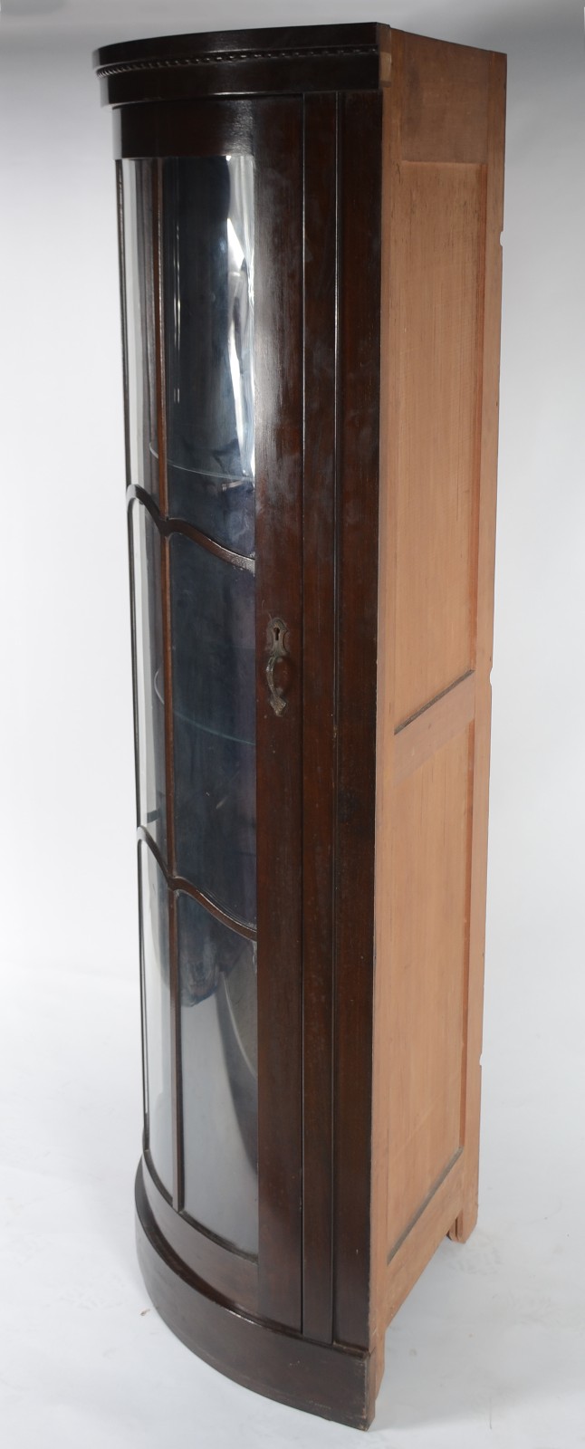 Vitrine de canto de madeira nobre feitio bombé, porta de vidro com 2... - foto 4 de 5