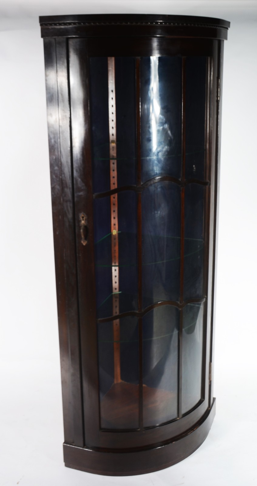 Vitrine de canto de madeira nobre feitio bombé, porta de vidro com 3... - foto 1 de 6