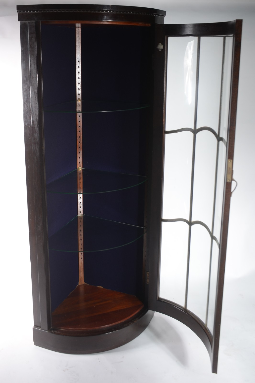 Vitrine de canto de madeira nobre feitio bombé, porta de vidro com 3... - foto 3 de 6