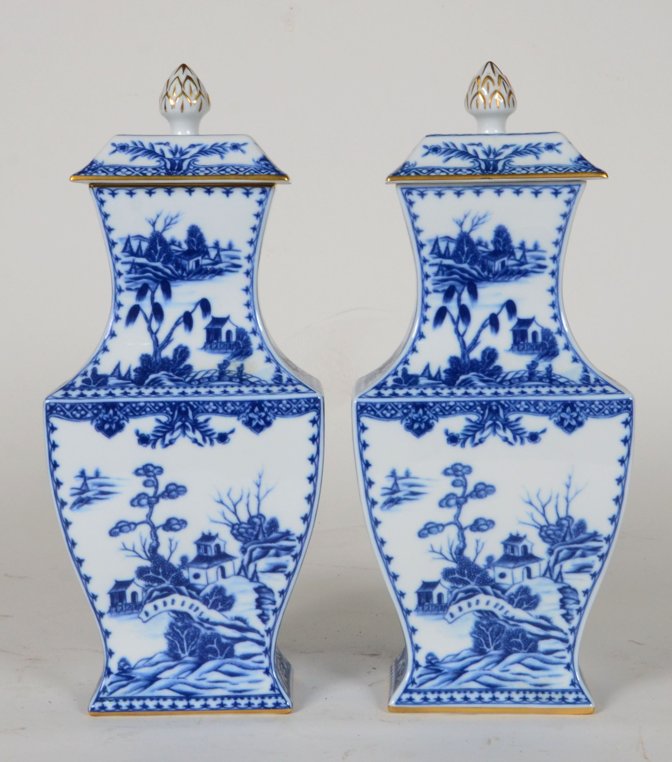 Par de potiches de porcelana azul e branco da Neoclassica... - foto 1 de 3