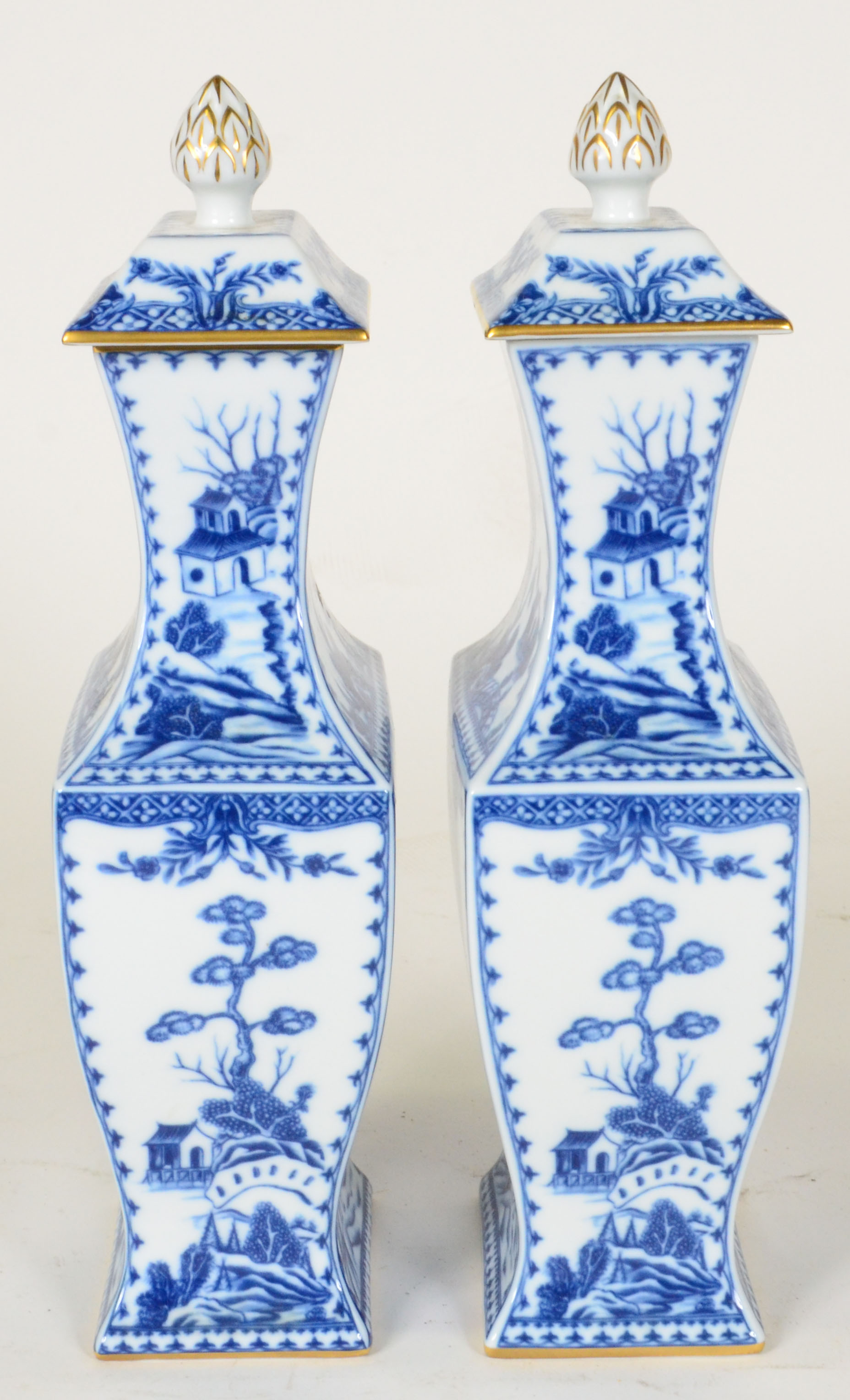 Par de potiches de porcelana azul e branco da Neoclassica... - foto 2 de 3