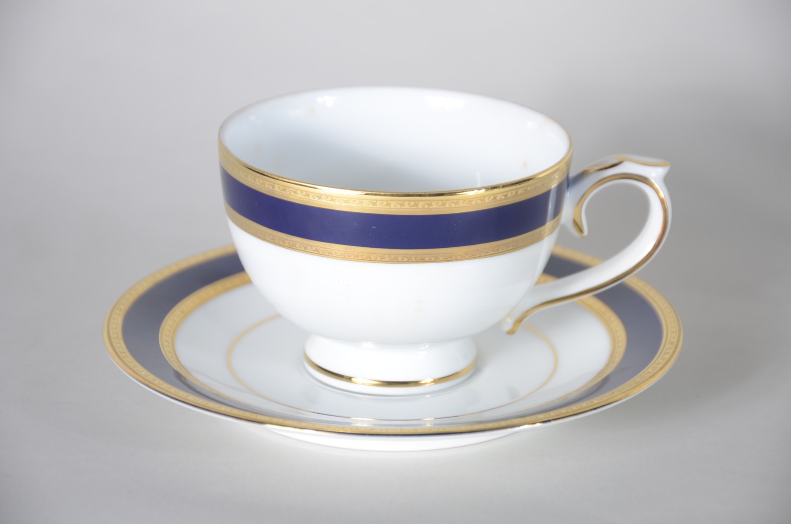 Conjunto com 6 xícaras com pires para chá de porcelana LAKLAIN. - foto 3 de 7