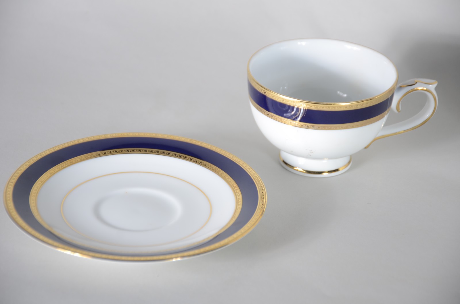 Conjunto com 6 xícaras com pires para chá de porcelana LAKLAIN. - foto 4 de 7