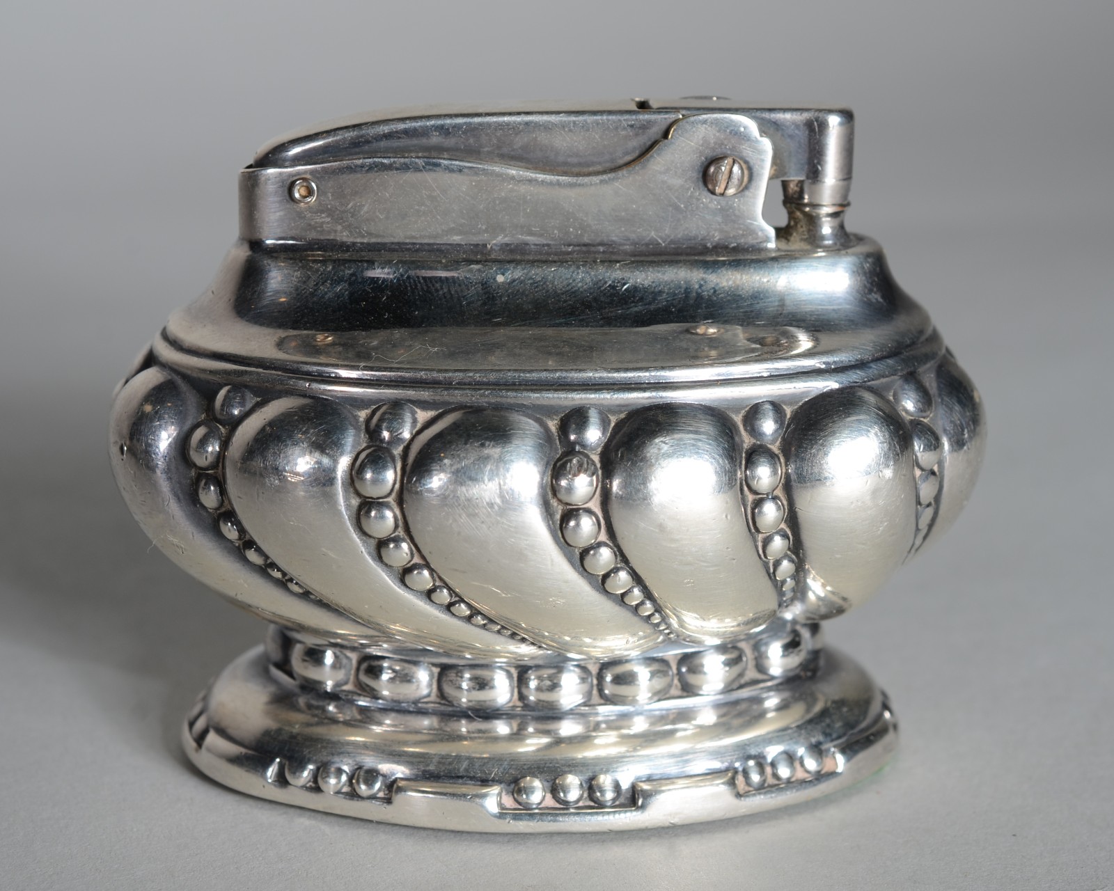 Isqueiro de metal prateado Ronson modelo "Crown". - foto 1 de 5