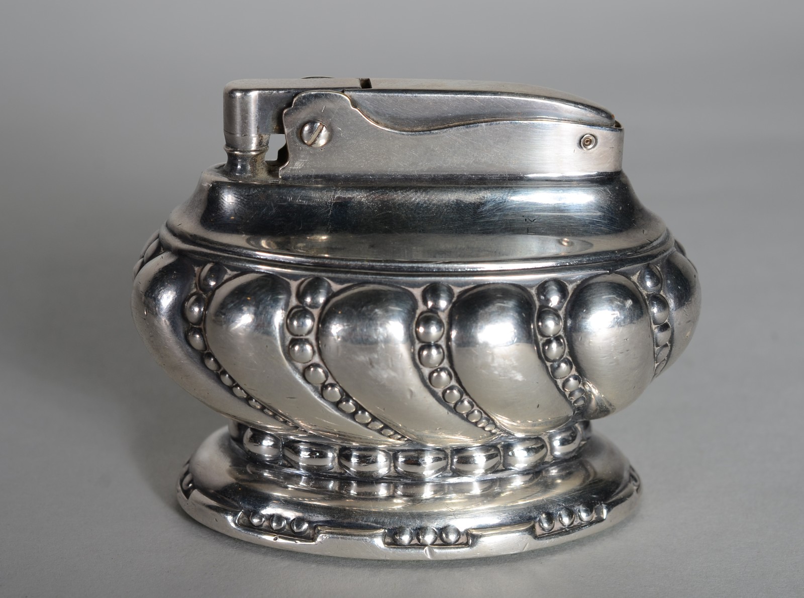 Isqueiro de metal prateado Ronson modelo "Crown". - foto 2 de 5