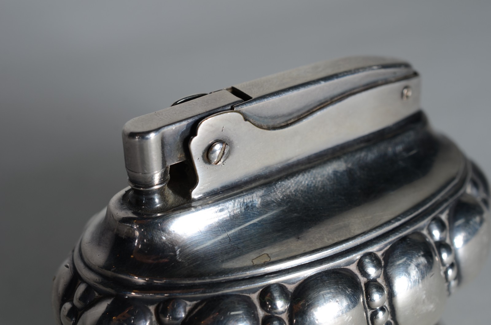 Isqueiro de metal prateado Ronson modelo "Crown". - foto 3 de 5