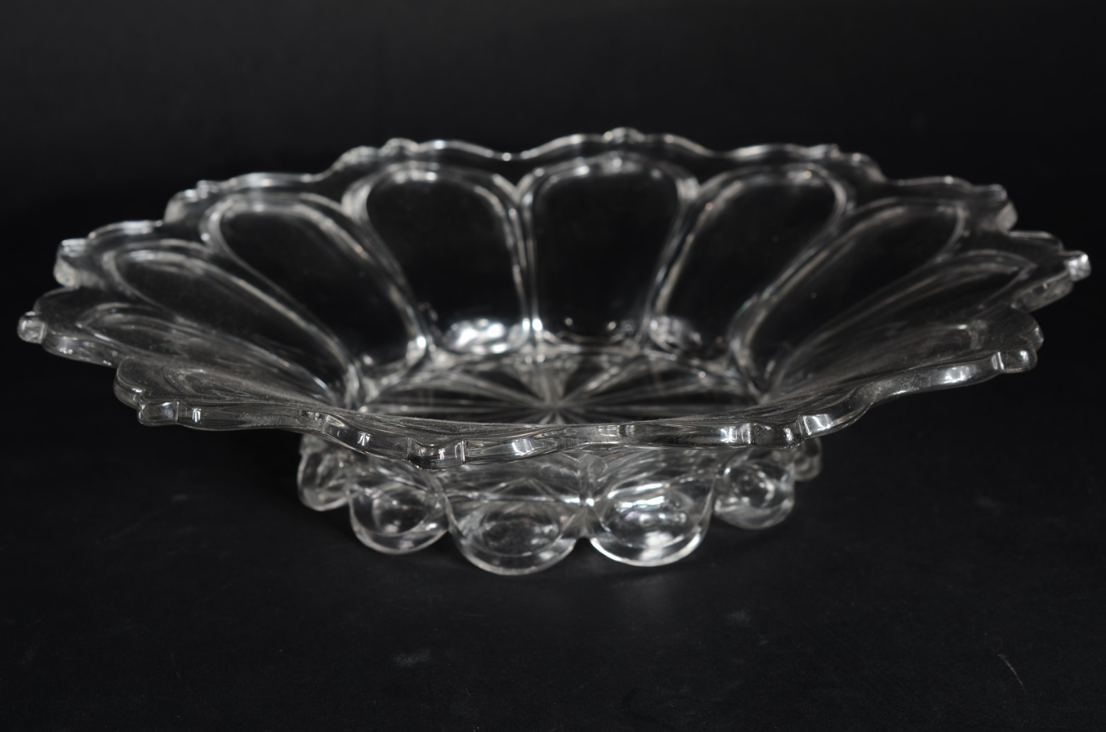 Cinco peças diversas de cristal, sendo fruteira, dois pratos e dois... - foto 4 de 11