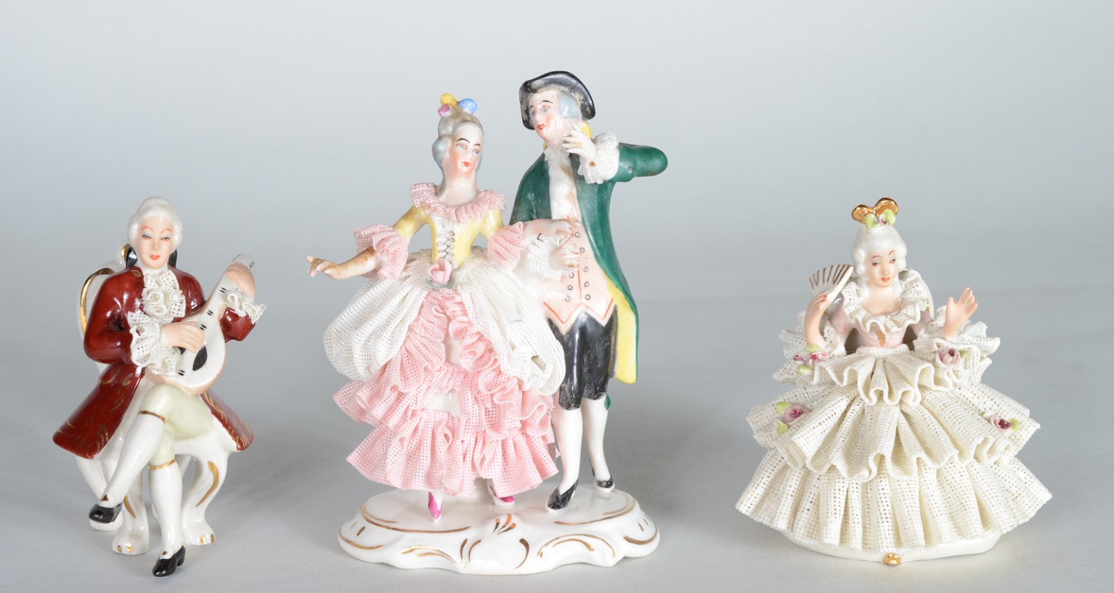 Três esculturas de porcelana policromada representando figuras de... - foto 1 de 7