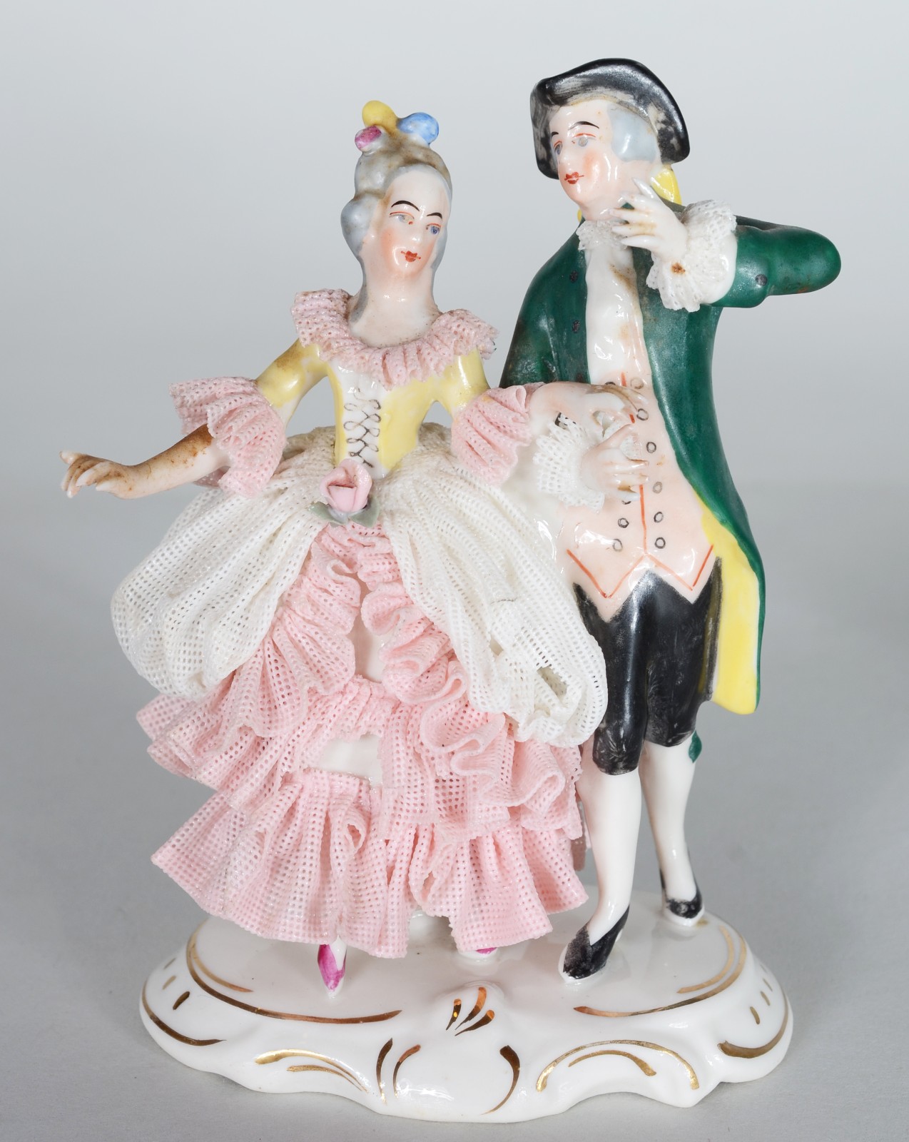 Três esculturas de porcelana policromada representando figuras de... - foto 2 de 7