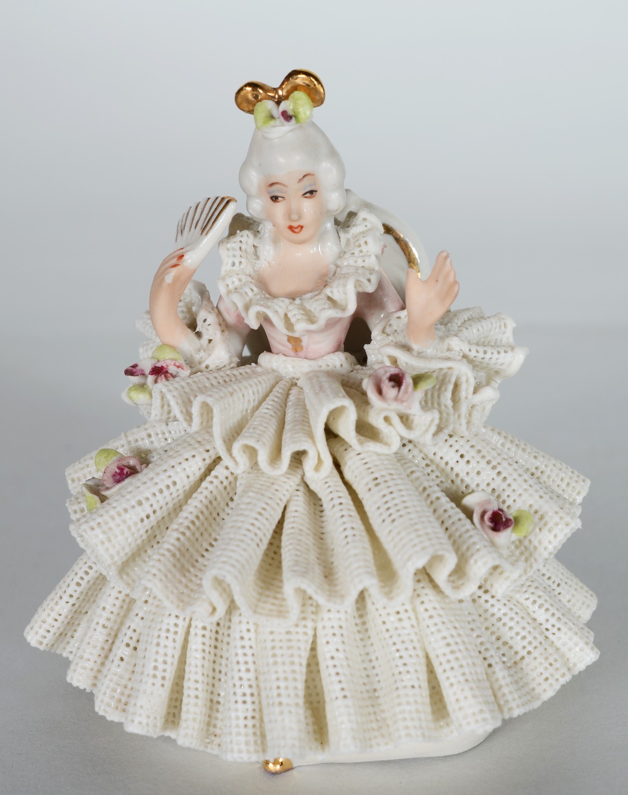 Três esculturas de porcelana policromada representando figuras de... - foto 3 de 7