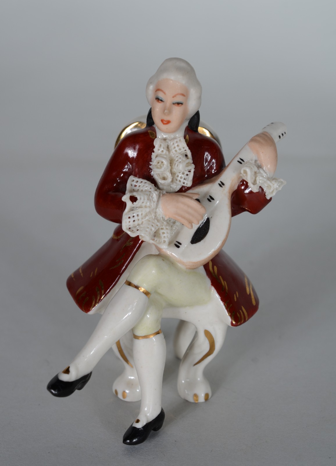 Três esculturas de porcelana policromada representando figuras de... - foto 4 de 7