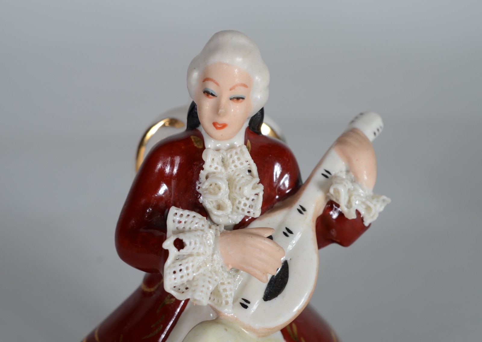 Três esculturas de porcelana policromada representando figuras de... - foto 5 de 7