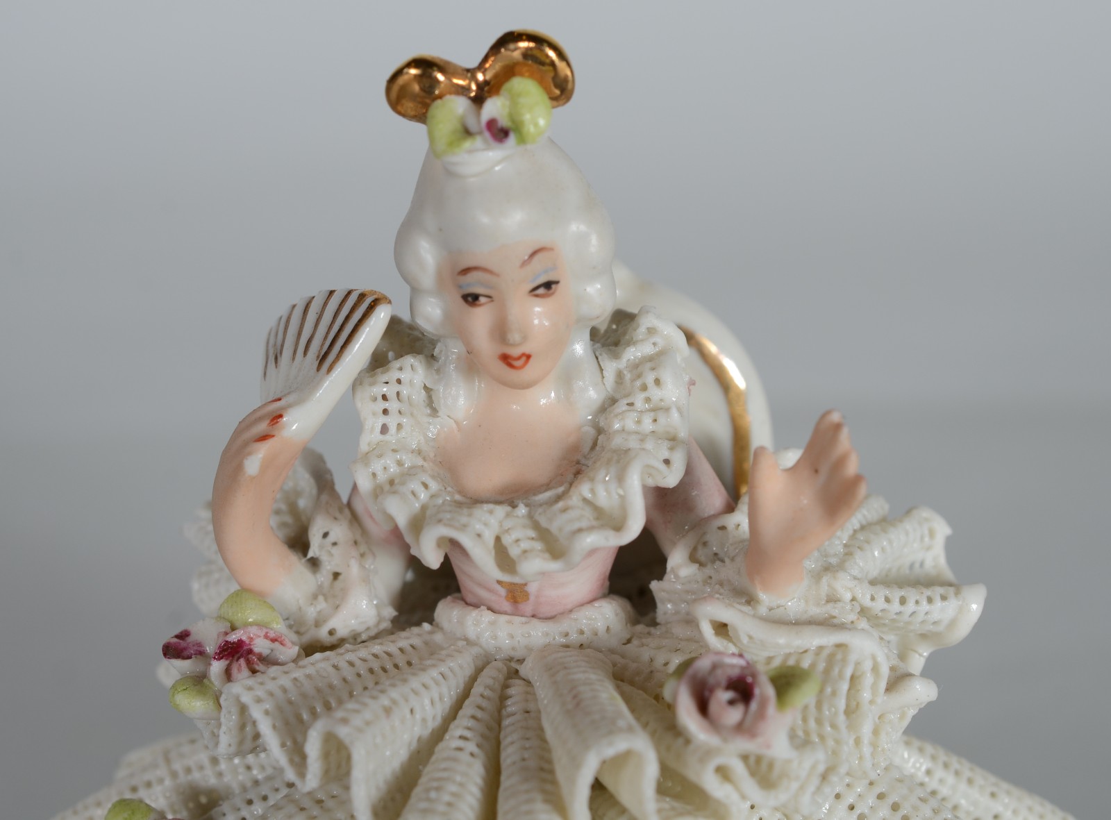 Três esculturas de porcelana policromada representando figuras de... - foto 6 de 7