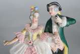 Três esculturas de porcelana policromada repres... - Três esculturas de porcelana policromada representando figuras de nobres. Alguns dedinhos e partes dos babados dos vestidos, quebrados.