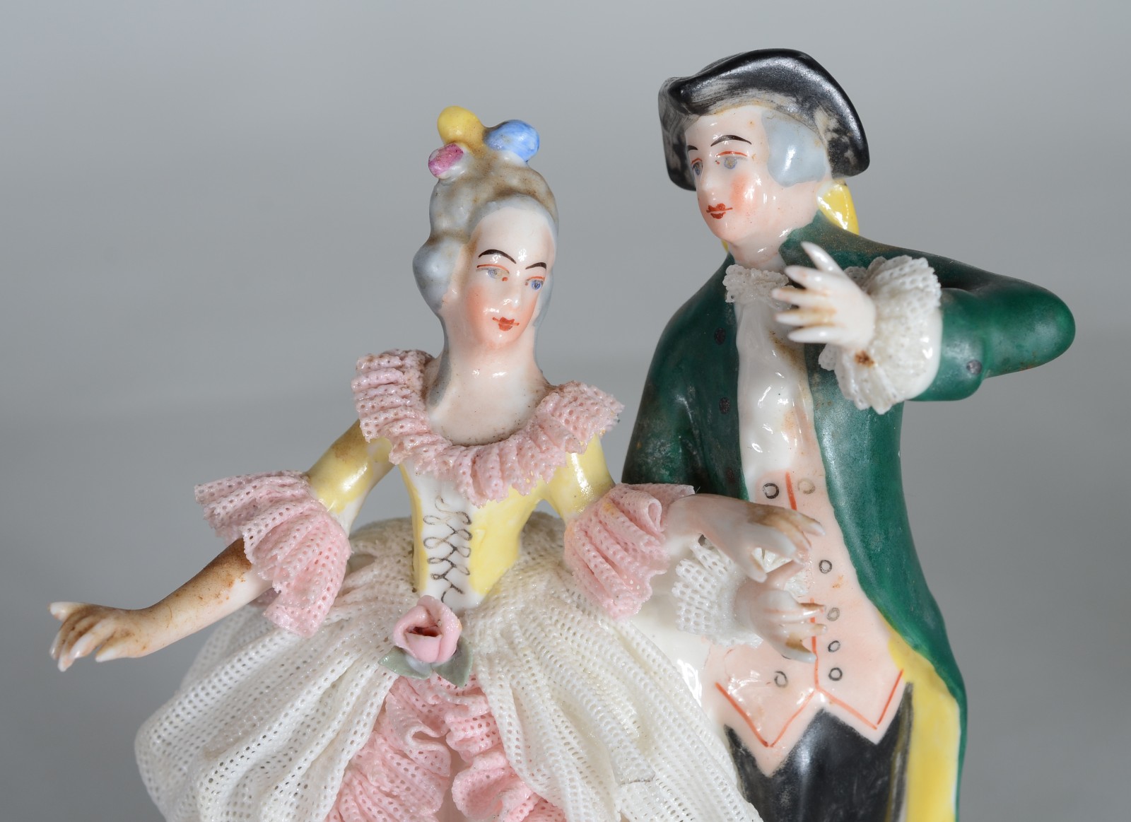 Três esculturas de porcelana policromada representando figuras de... - foto 7 de 7