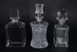Três garrafas de cristal, diversos modelos. - Três garrafas de cristal, diversos modelos.