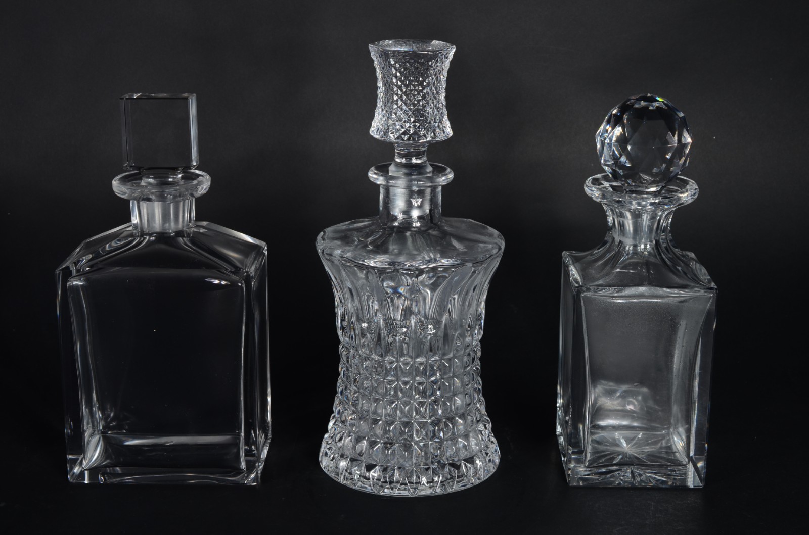 Três garrafas de cristal, diversos modelos. - foto 1 de 9