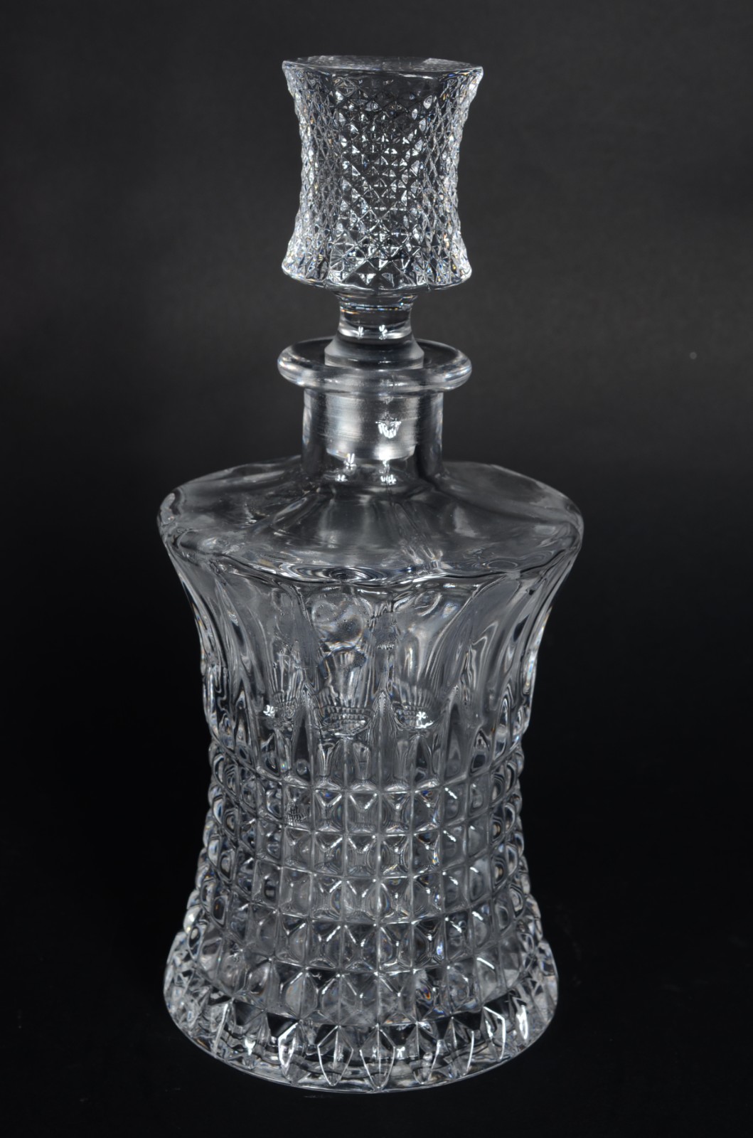 Três garrafas de cristal, diversos modelos. - foto 4 de 9