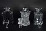 Três garrafas de cristal, diversos modelos. - Três garrafas de cristal, diversos modelos.